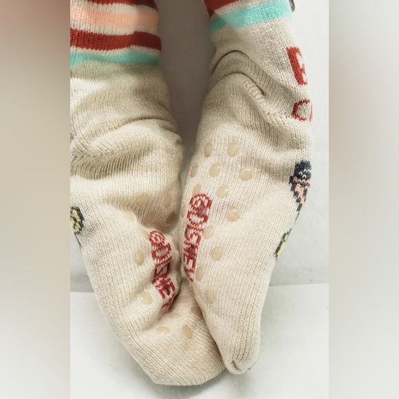 Winnie The Pooh Sherpa Lined Holiday Women's Slipper Socks Shoe Size 4-10, NWT. - Picture 4 of 5